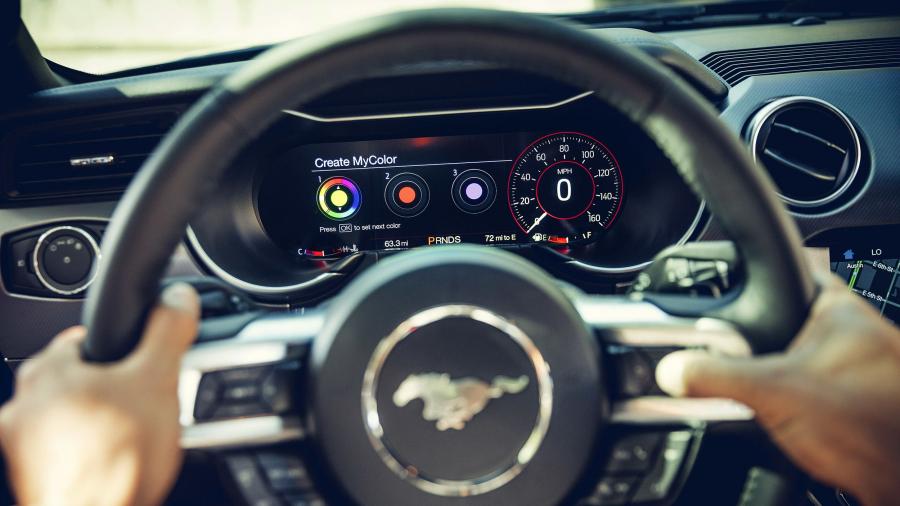 Панель приборов Ford Mustang EcoBoost Fastback 2017 года  (NA) (фото 12 из 13)